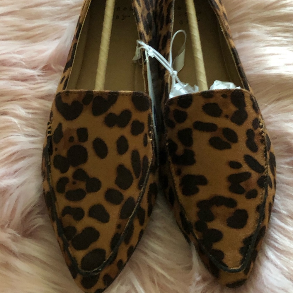 Leopard print pointed loafers.